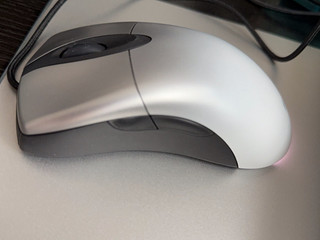 带尾灯的微软pro intellimouse 游戏鼠标