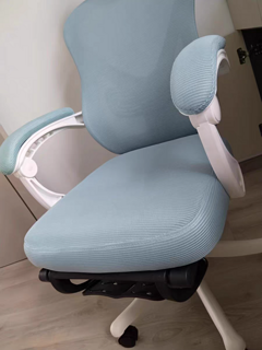 人体工学设计的电脑椅