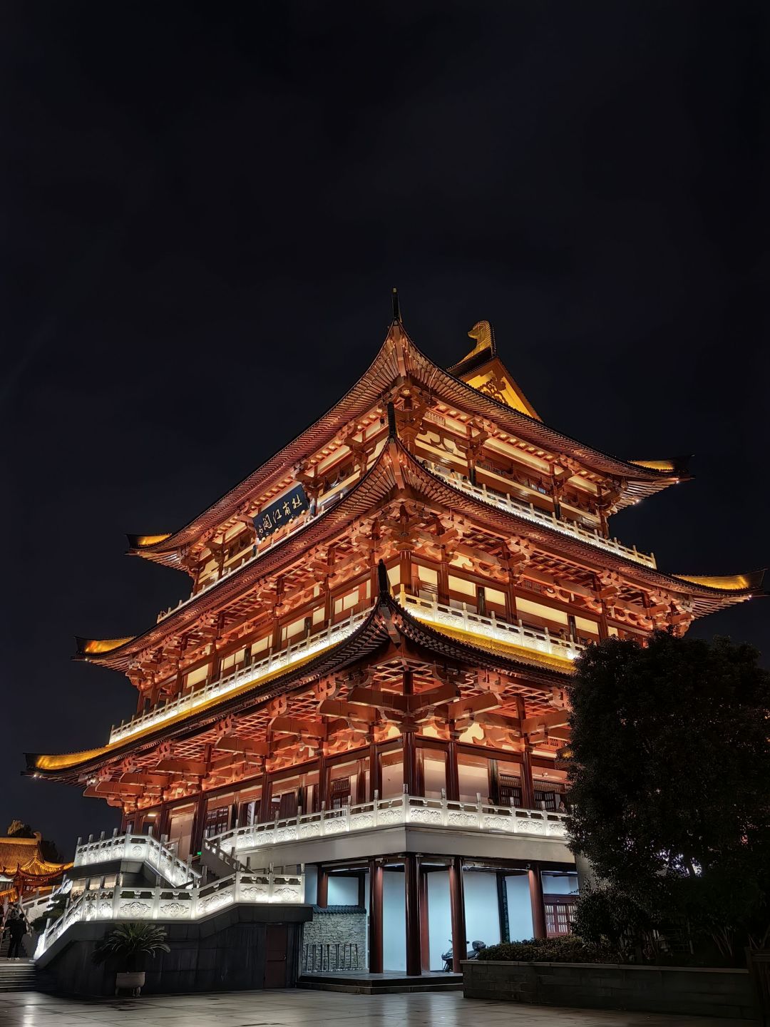 晚上被灯带点亮的古建筑