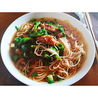一碗朴实的面条配上川人的最爱:豌豆尖，让你感受家的温馨与美味！