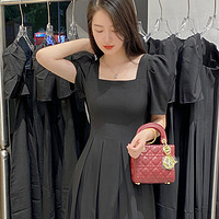 秋风中的法式经典——秋季新款黑色连衣裙