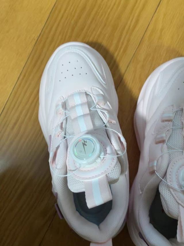 粉粉嫩嫩的运动鞋，好看的舒适