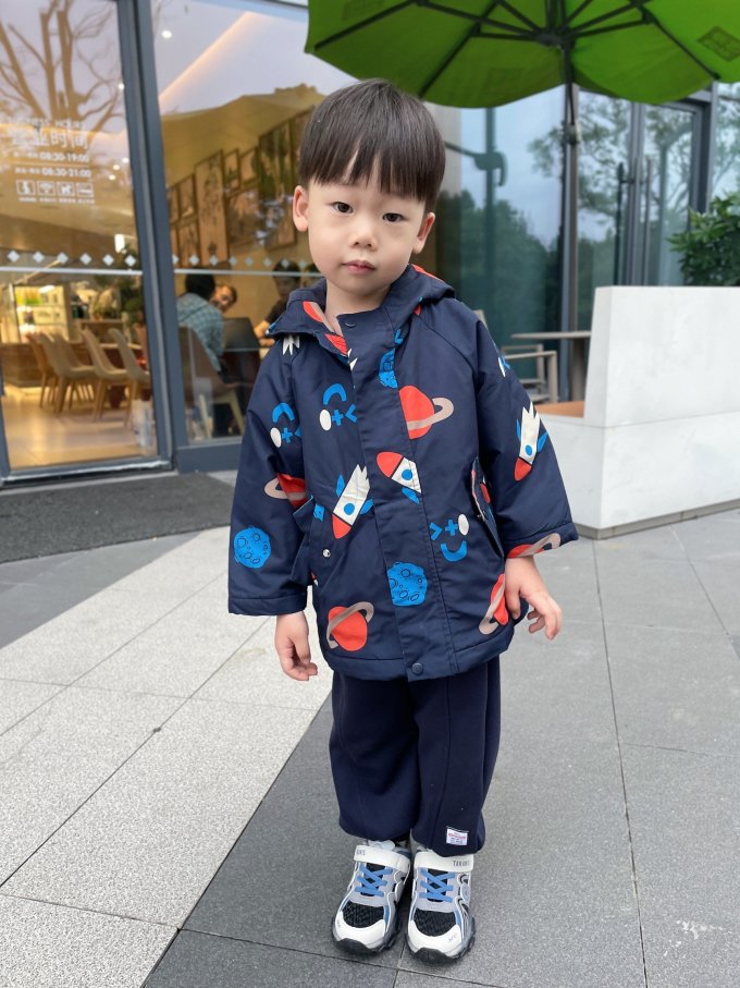 儿童运动鞋