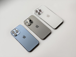 钛金属原色 iPhone 15 Pro，沉稳有余而亮眼不足