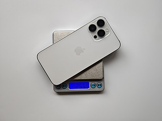 iPhone15 Pro钛金属中框，裸机轻薄手感比较明显