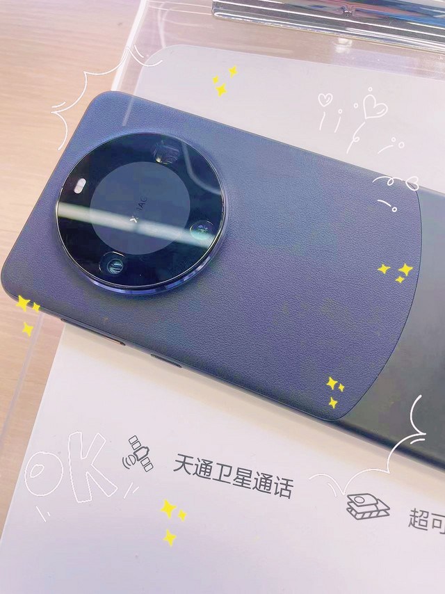 白如宣纸、黑若砚台。华为Mate 60 Pro+，越来越好看，遥遥领先！