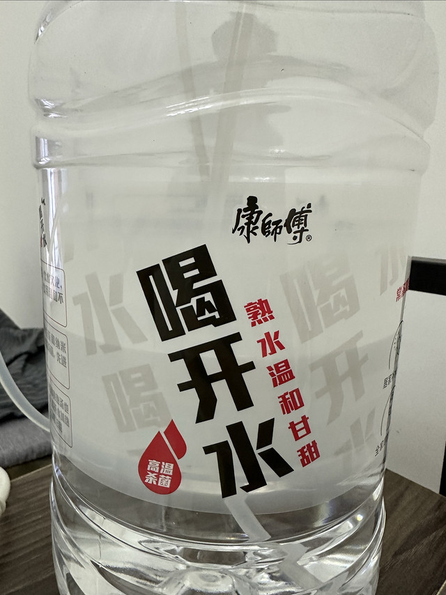 即热式饮水机搭配桶装水，喝水绝佳搭配。