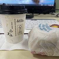 早餐一杯黑咖啡外加小全麦汉堡简简单单