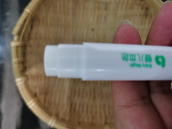 青蛙王子润唇膏很不错。