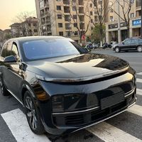 兄弟提了一辆理想L8，车很大，今天座了一下，沙发、冰箱、彩电三件套全配