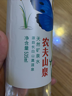 来自长白山莫涯泉的矿泉水