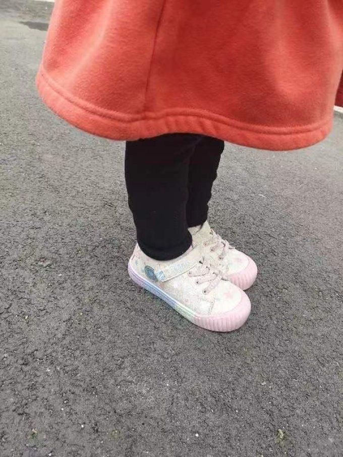 儿童运动鞋