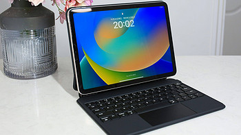 『解锁办公新姿势』 篇二十五：iPad 之最佳伴侣：绿联妙控键盘，集保护套、支架、键盘于一身，实用度爆表！