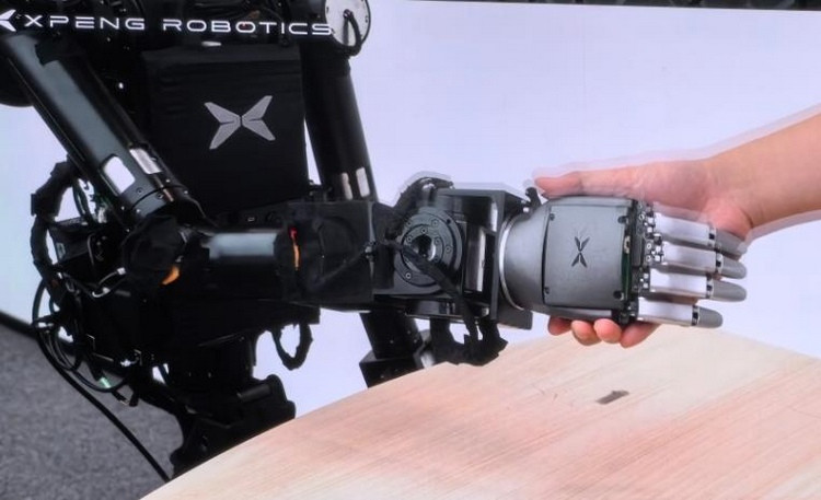 小鹏发布 PX5 首款自研人形态智能机器人，2 小时以上室内外行走和越障