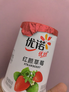 优诺酸奶风味发酵乳：精选草莓果粒，口感浓郁醇厚