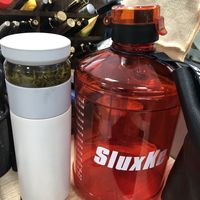 每天八杯水太难记，不如一桶水省心。