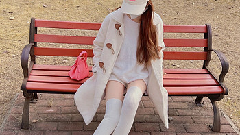 白色奶系牛角扣羊毛大衣，时尚与温暖的完美结合