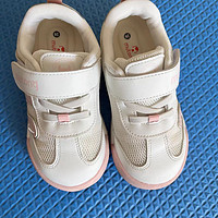 粉粉嫩嫩的婴儿学步鞋