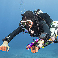ARCHON 奥瞳 S10P 专业强光潜水手电筒，好用的潜水照明装备，2000流明100 米防水，照亮你的水下世界！