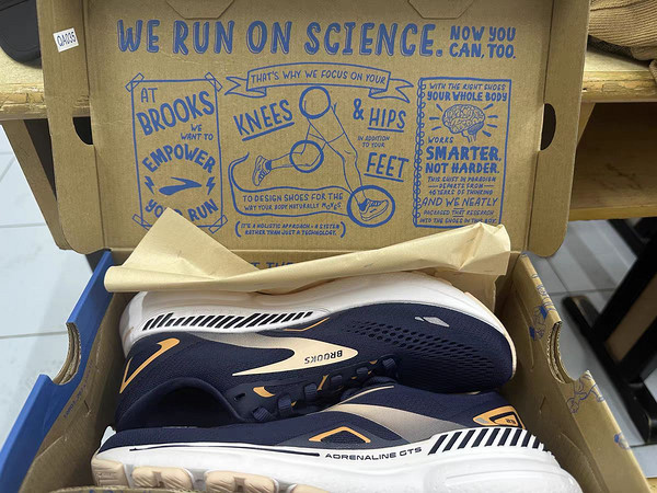 Brooks Adrenaline GTS 23跑鞋