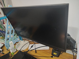 工位上的显示器支架更好地解决了桌面空间狭小的问题