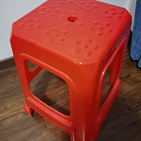 居家必备的红色塑料凳子