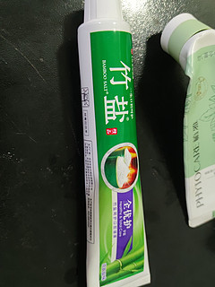 这个竹盐牙膏份量快半斤了，能用很久