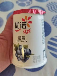 低温酸牛奶，享受优丝蓝莓果粒酸奶风味！