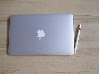 简约工位②：一个Mac本、一只爱心笔，这才搭