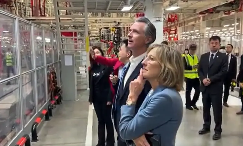 美国加州州长参观特斯拉上海工厂，对自动驾驶汽车持乐观态度