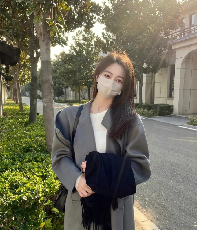 依俪柏丝女外套