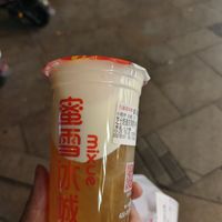 「独特口味，细腻口感，蜜雪冰城芝士奶盖四季春，茶香奶香果香完美融合」