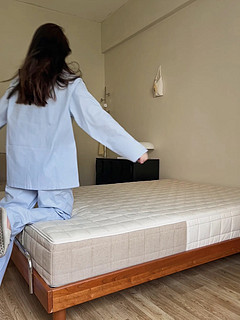 复古风格卧室 🪵 再次回购可以清洗的床垫
