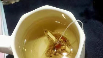 秋冬季节，同仁堂小吊梨汤为您的喉咙送上一份温暖的呵护