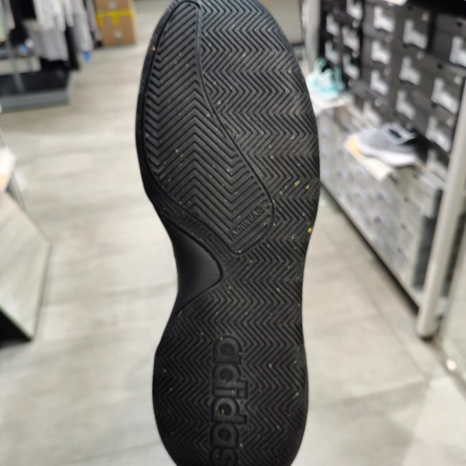 阿迪达斯篮球鞋