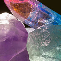 天然水晶原石摆件：彩色宝石的神秘魅力与稀有矿物岩石矿石标本套盒礼盒的珍贵价值