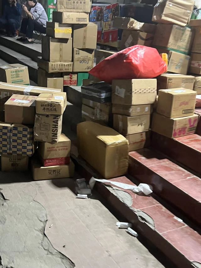 菜鸟门口的快递已经开始溢出来了