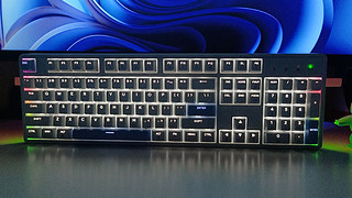 刚入手SKN九凤Plus机械键盘 月影白轴上极美配列 桌面上的暗夜精灵