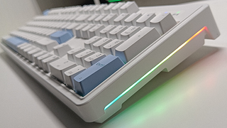 刚入手SKN九凤Plus机械键盘 月影白轴上极美配列 桌面上的暗夜精灵