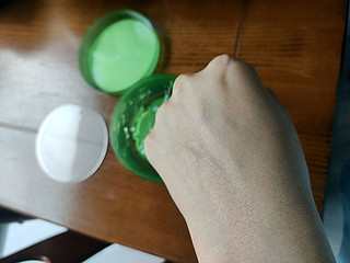 补水保湿不油腻，芦荟胶可以是全家的护手霜