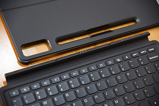 不用单独充电，手感极佳的联想小新Pad Pro 12.7配套磁吸键盘及支架