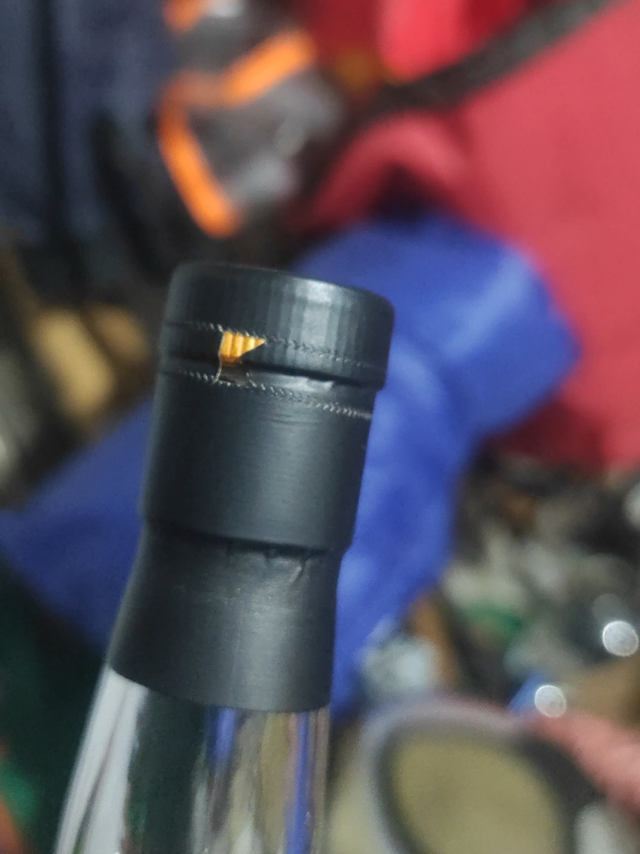 小猫14，封口帽歪歪扭扭的，正常吗