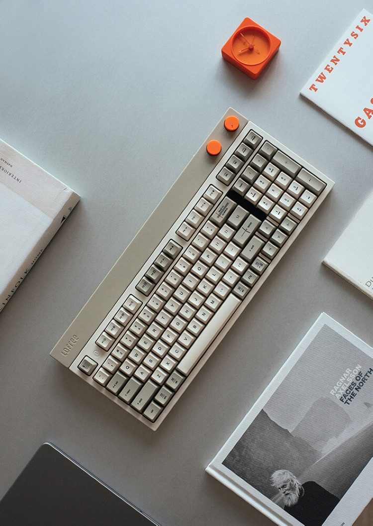 洛斐上架 “小方 98”机械键盘，方正复古设计、带旋钮/屏显，支持三模连接