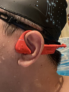 戴上骨传导耳机，让你沉浸在游泳世界中！