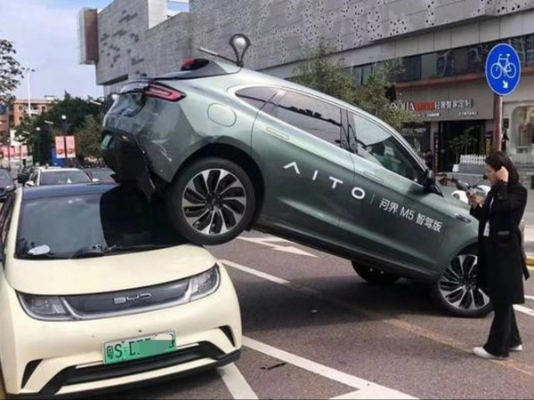 华为流量真大，问界M5飞上迪子车顶，老余都要出来解释下