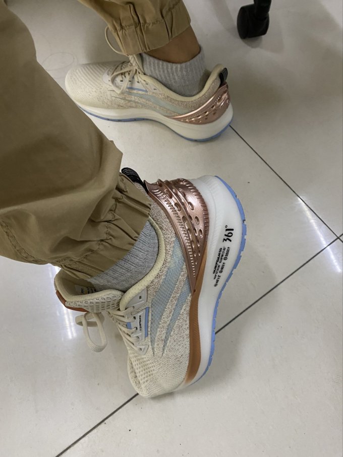 跑鞋