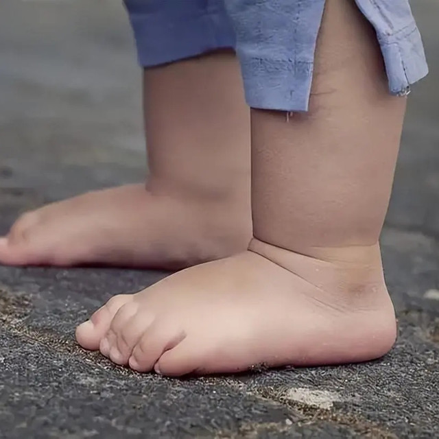 天冷宝宝还爱光脚，着不着凉别“一刀切”，从这个小动作能判断