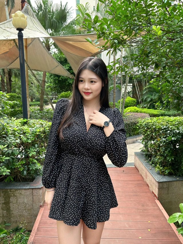 看我戴的新手表是不是很精致优雅？？