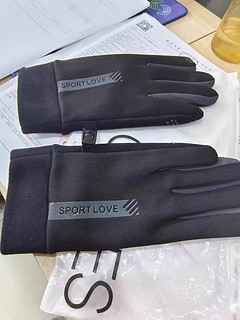 这款麂皮手套真是太棒了！它不仅暖和，质量也非常好