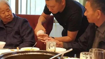 广东60后老友聚餐，3道美食引发热议，网友：还是老一辈人会享受